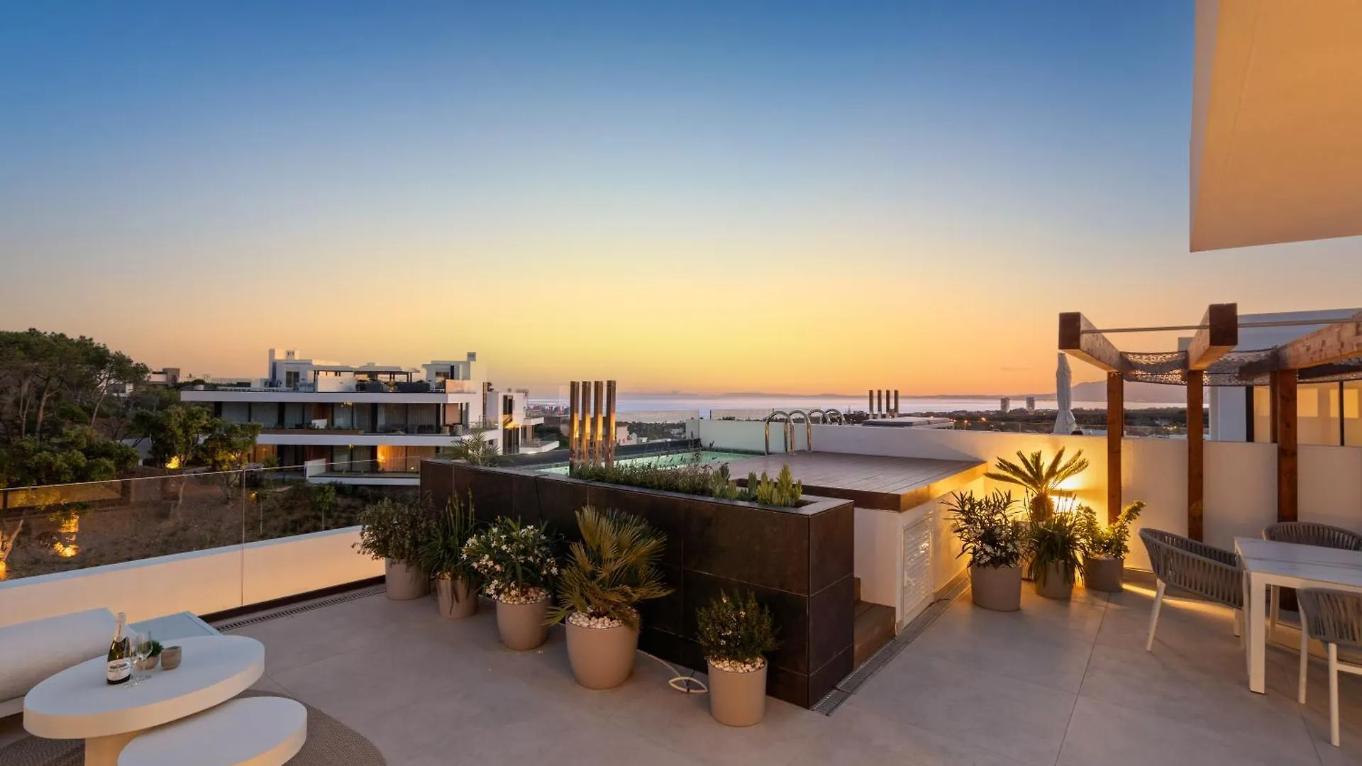 شقة Marbella Dunes Penthouse - Brand New, Splendid Rooftop, Pool & Sea View
