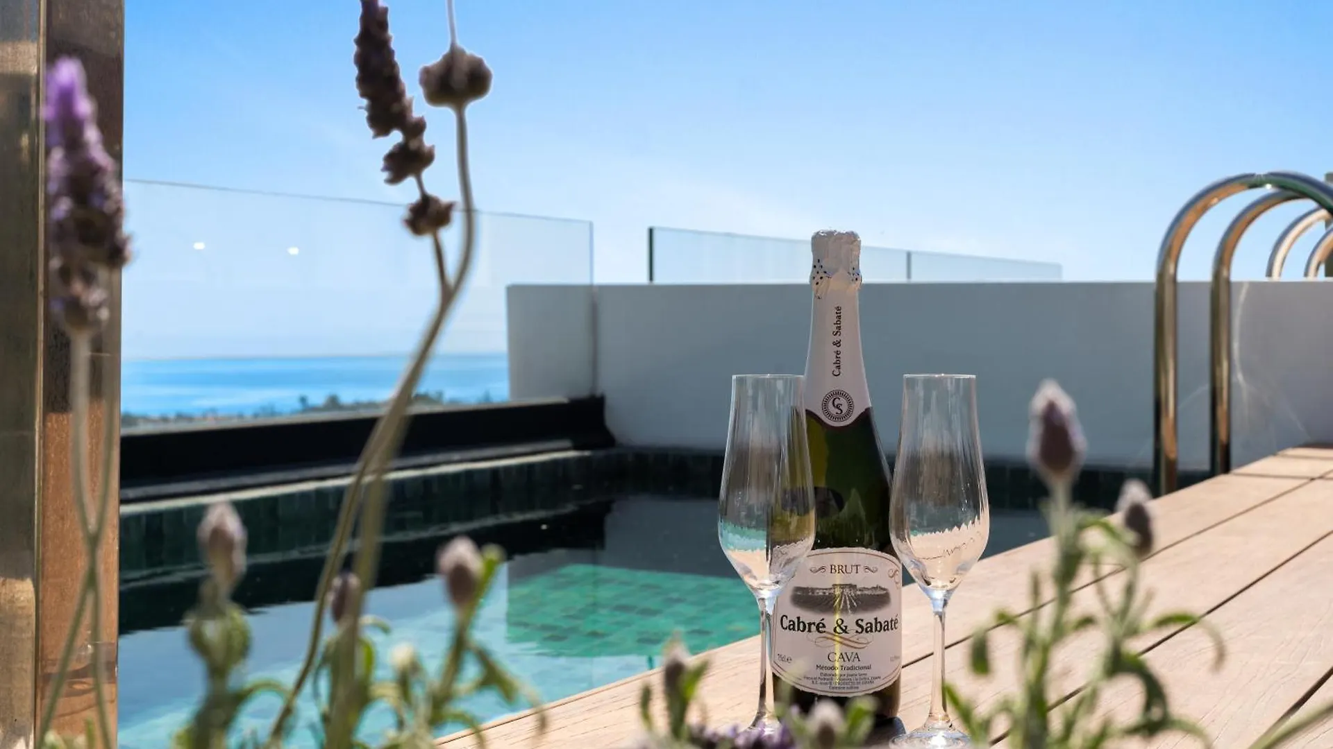 Apartamento Marbella Dunes Penthouse - Brand New, Splendid Rooftop, Pool & Sea View