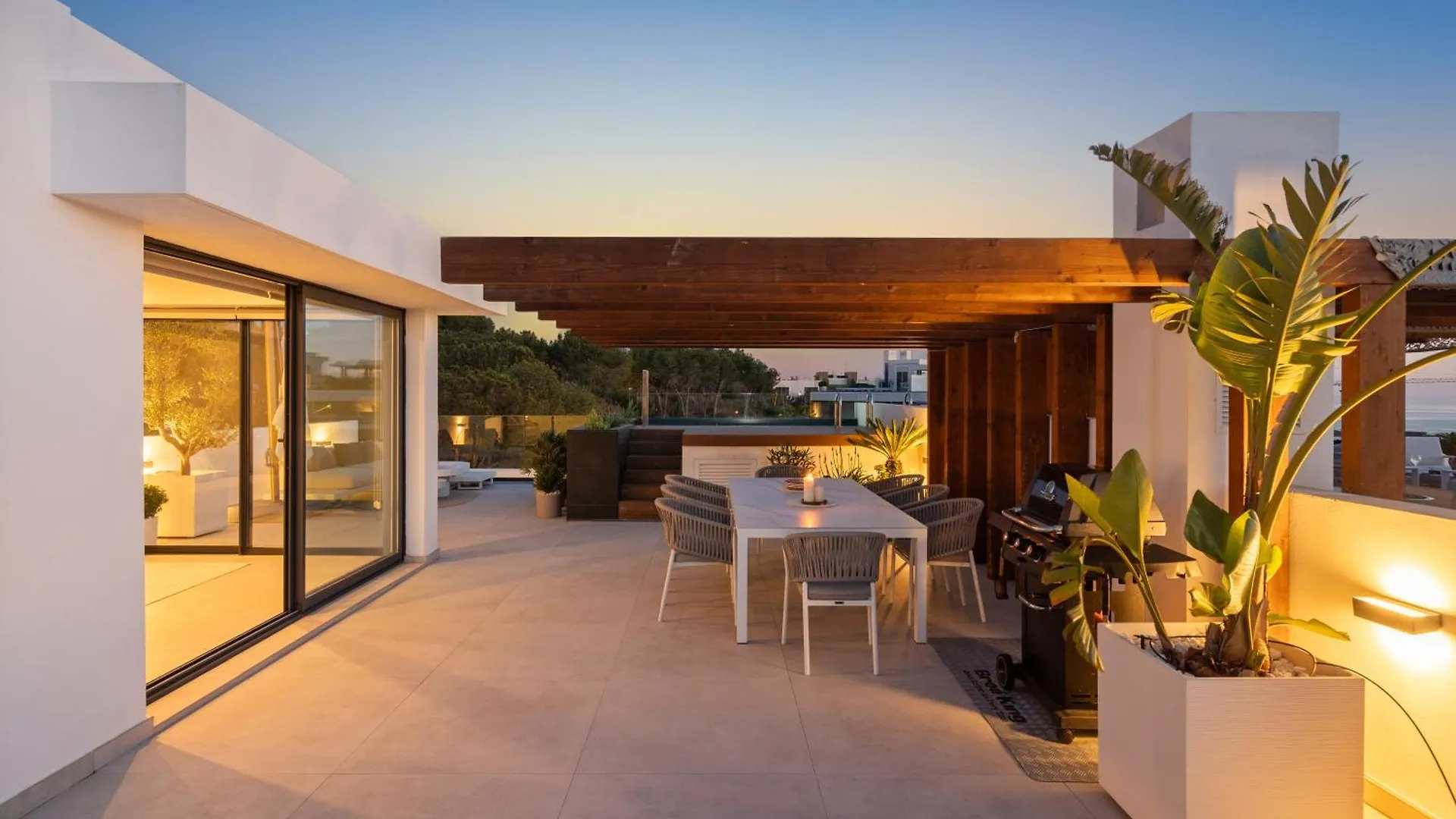 Marbella Dunes Penthouse - Brand New, Splendid Rooftop, Pool & Sea View 0*,  Espanha