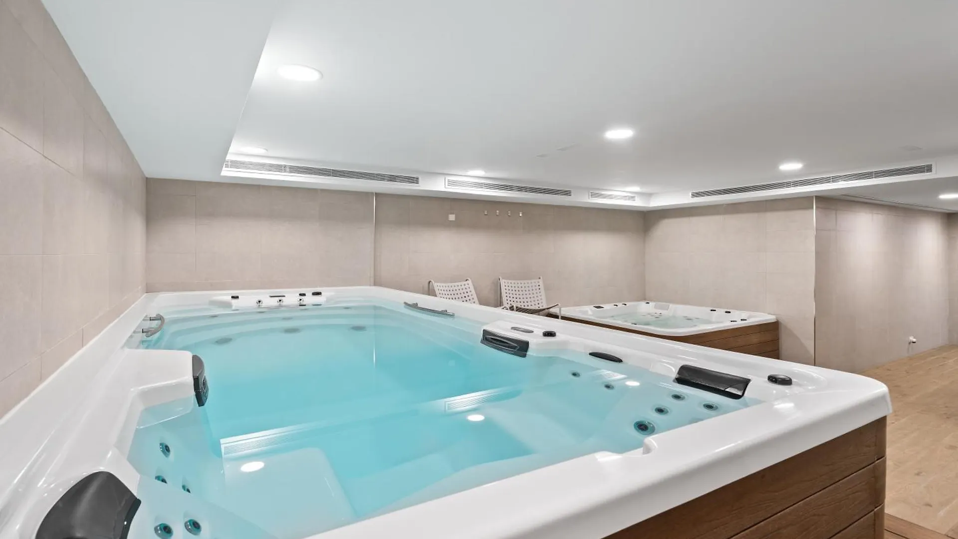 Marbella Dunes Penthouse - Brand New, Splendid Rooftop, Pool & Sea View 0*,  Espanha